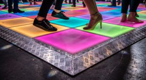 De klassieke discovloer huren met schuine rand