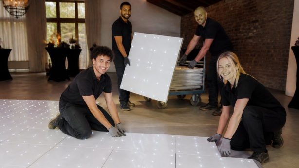 dansvloer-installeren-op-feestlocatie-stap-voor-stap-1786239885